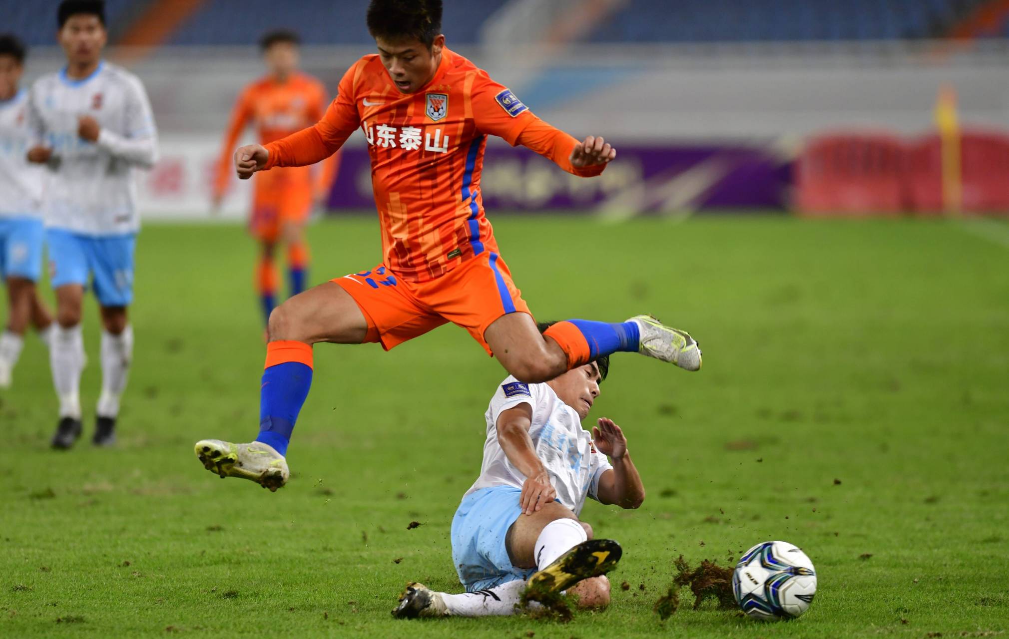 击败对手，球队在足球比赛中表现出色