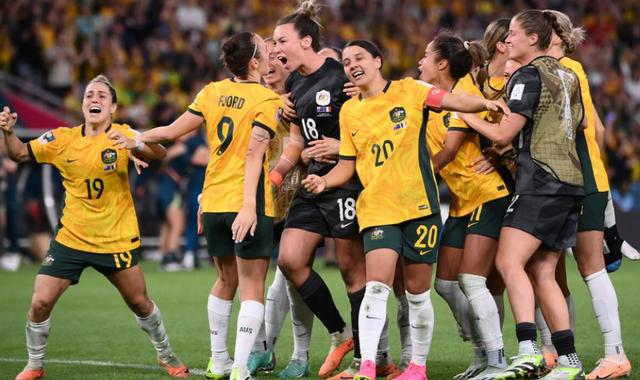澳大利亚女足团队获得胜利，晋级冠军