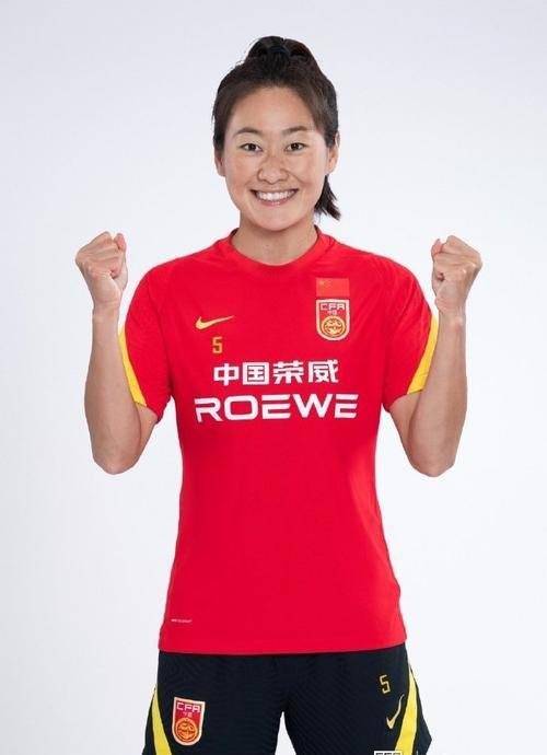 女足锦标赛中球员表现出色，瞩目