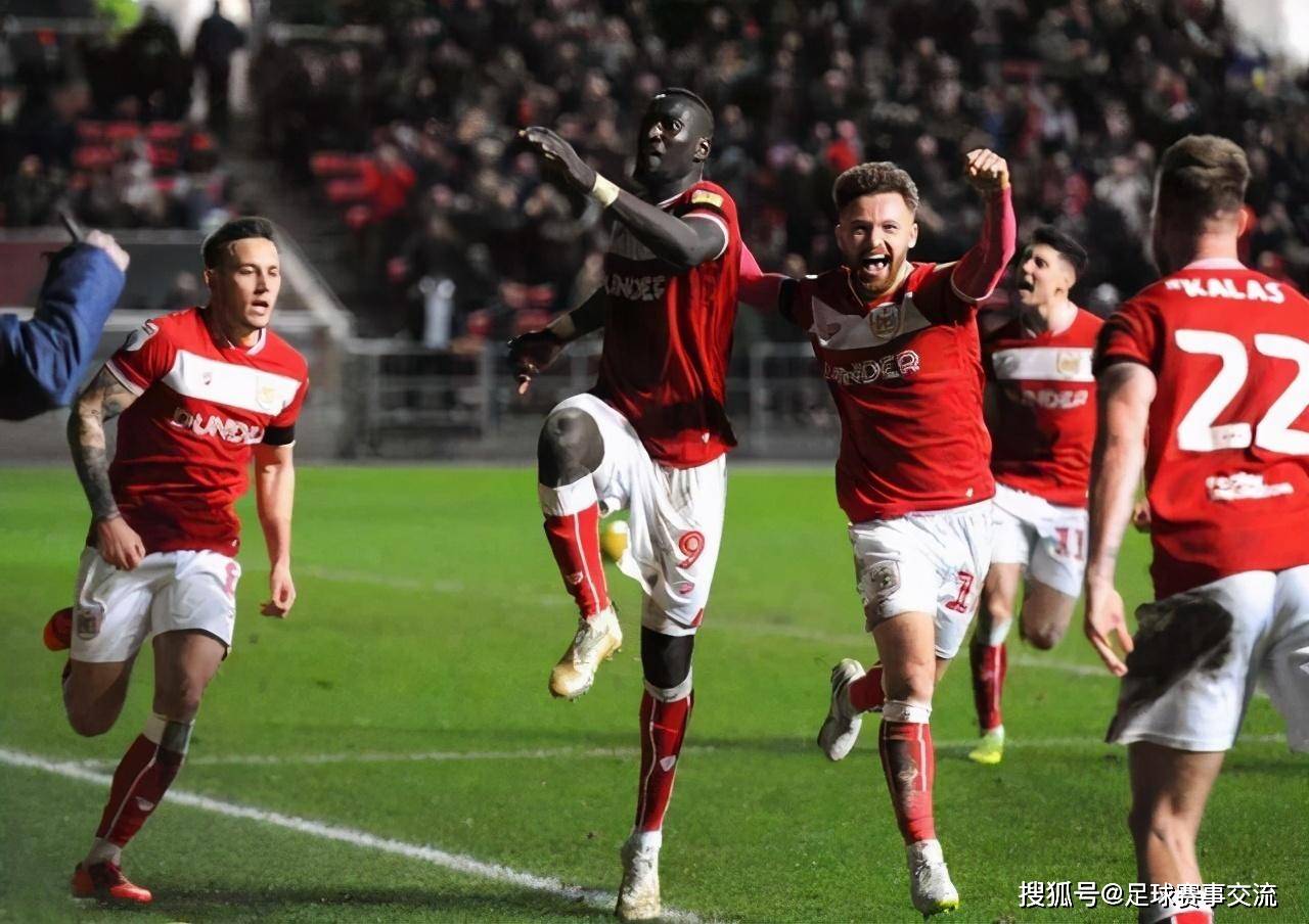 包含雷丁主场力克卢顿，继续保持领先优势的词条