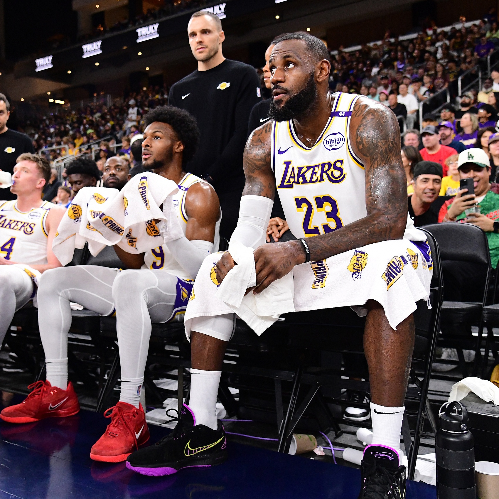 格林官方公布新规，刷新队史纪录引发争议，关键时刻神级表现球迷热议！